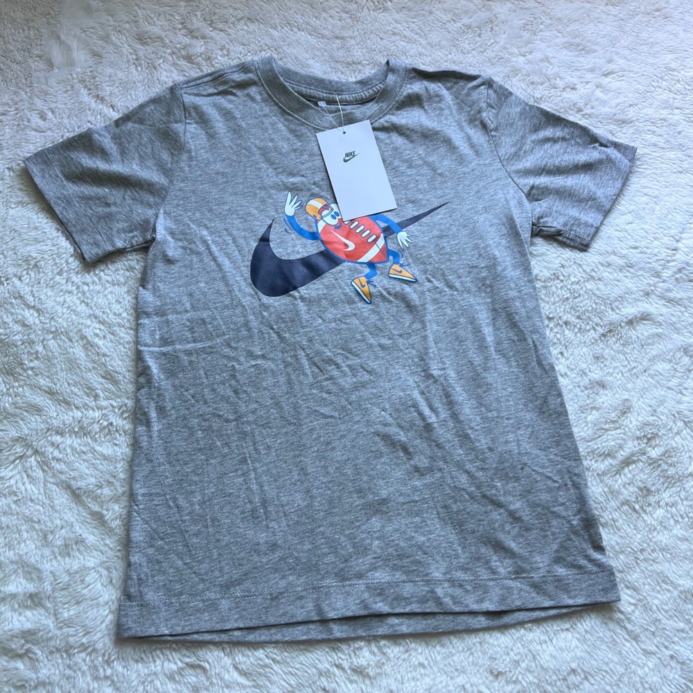 Nike Kids Grey Football Graphic Swoosh Cotton T-Shirt FZ5124-063 Size Small NWT